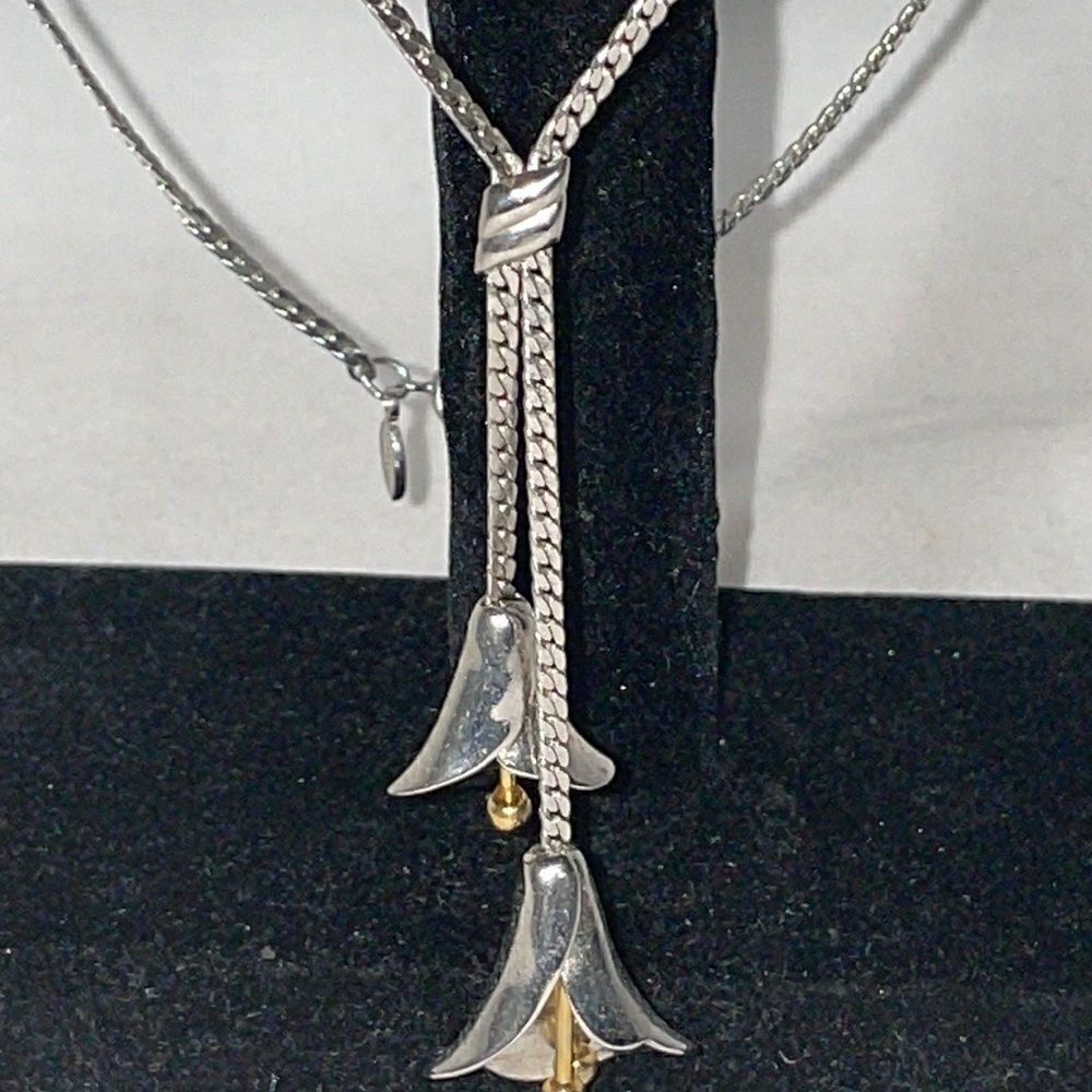 Chain Necklace with Bell Emblems - Picture 3 of 6